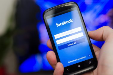 el ile hareket eden app facebook sosyal ağ Smartphone tutarak 