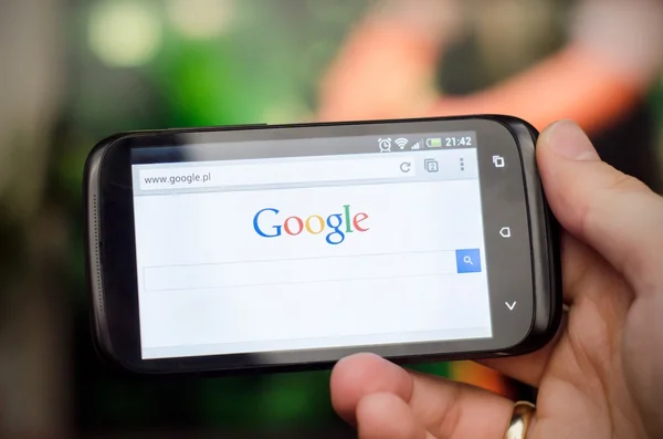 Smartphone met google Zoek website — Stockfoto