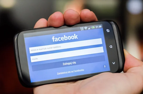 Smartphone portatile con app mobile per social network Facebook — Foto Stock