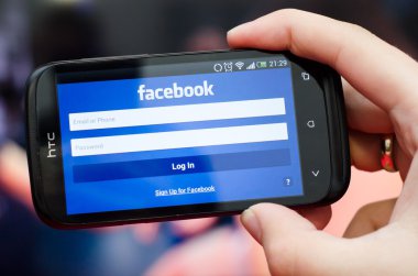 Wroclaw, Polonya - 13 Nisan 2014: el ile hareket eden app facebook sosyal ağ smartphone tutarak