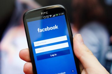 Wroclaw, Polonya - 13 Nisan 2014: el ile hareket eden app facebook sosyal ağ smartphone tutarak