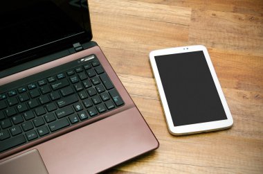 cep telefonu ve tablet od ahşap arka plan