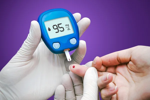 Doktor dělat test hladiny cukru v krvi. ruce v rukavicích na lékařské bac — Stock fotografie