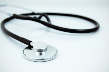 Stetoskop beyaza izole edildi 