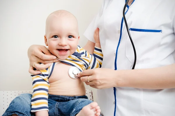 Kleines süßes Baby und Arzt — Stockfoto