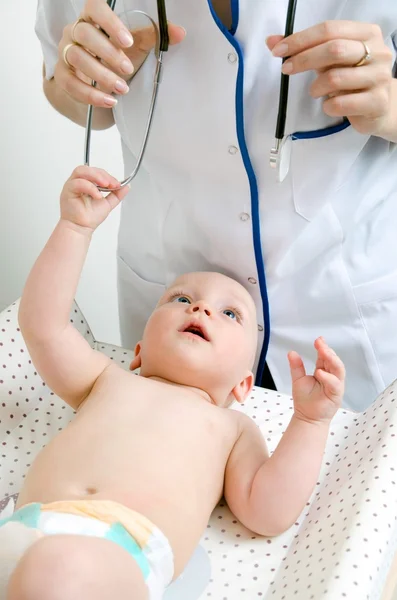 Pequeno bebê bonito e médico — Fotografia de Stock