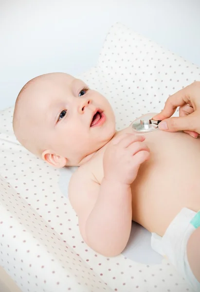 Kind vom Arzt behandelt — Stockfoto