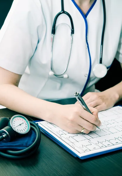 Médecin travaillant au bureau — Photo