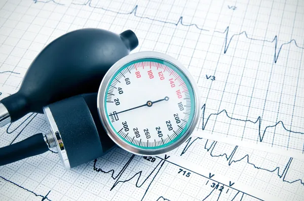 Blutdruckmessgerät mit medizinischem Hintergrund — Stockfoto