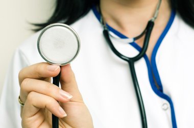 Doktor steteskop tutuyor.