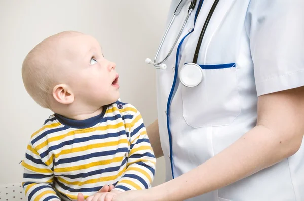 Bebê olhando para médico — Fotografia de Stock