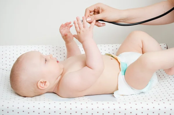 Child treated by a doctor — Stock Photo, Image