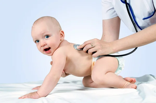 Niño tratado por un médico — Foto de Stock