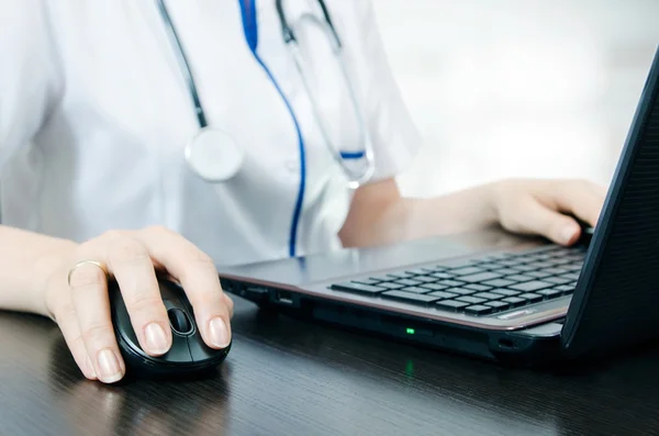 Médico trabalhando com laptop no escritório — Fotografia de Stock