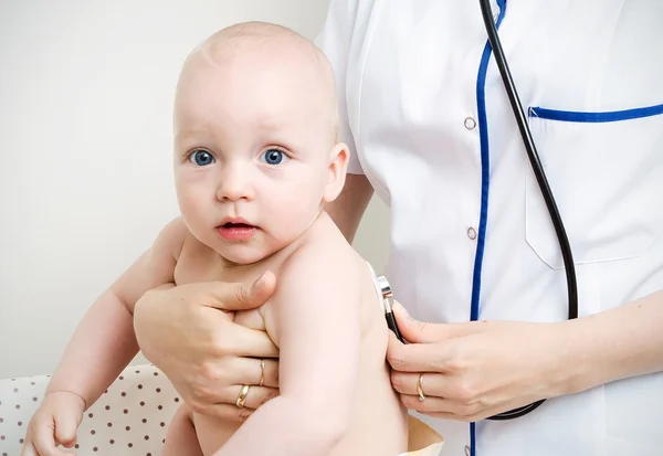 Criança tratada por um médico — Fotografia de Stock