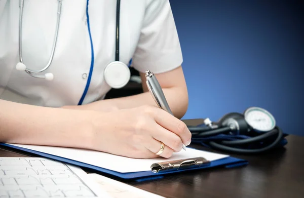 Médecin travaillant au bureau — Photo