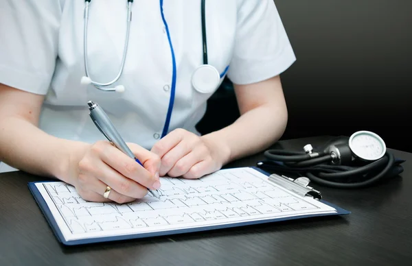 Médecin travaillant au bureau — Photo