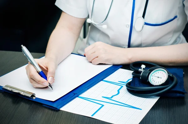 Doctor working at desk — Stock Photo, Image