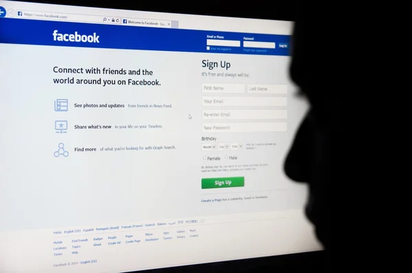 Mann schaut sich Facebook-Seite des sozialen Netzwerks an — Stockfoto
