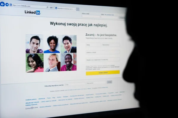 Gezicht kijken linkedin.com homepage op het scherm - business-o — Stockfoto