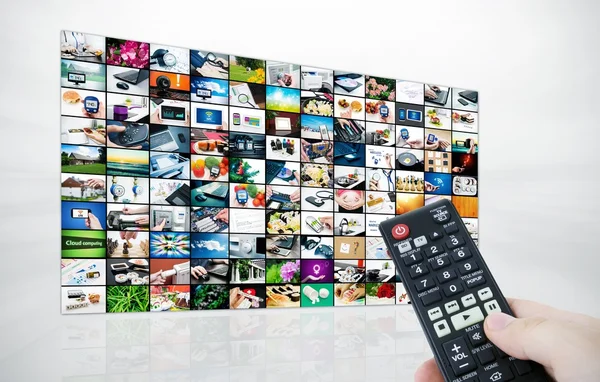 Stora LCD-panel med TV-stream bilder och remonte kontroll — Stockfoto