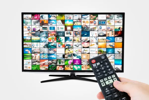 Geniş ekran yüksek tanımlı tv ekranı ile video Galeri. Uzaktan — Stok fotoğraf