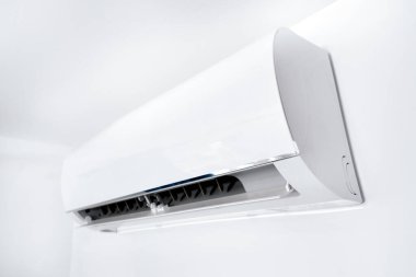 Klima duvarda asılı duruyor. Soğutma aygıtı.