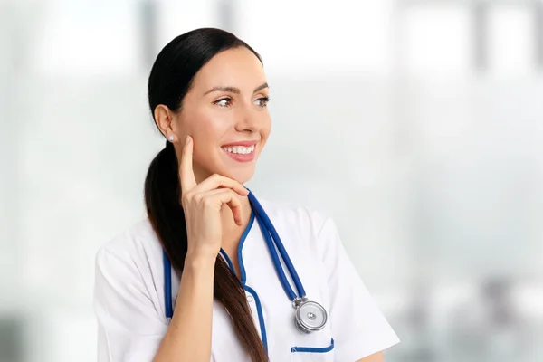 Portret Pięknej Lekarki Uśmiechnięta Kobieta Stetoskopem — Zdjęcie stockowe