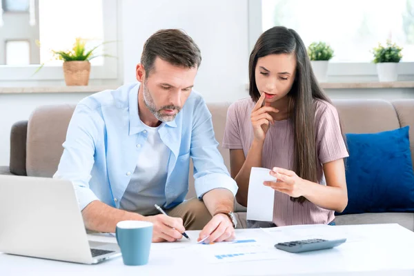 Pareja Joven Calculando Dinero Casa Revisión Financiera Concepto Presupuesto Interno —  Fotos de Stock