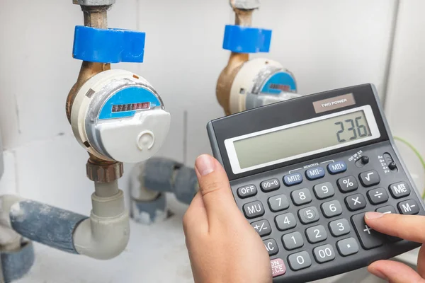 Vattenmätare Begreppet Stigande Vattenpriser Man Med Miniräknare — Stockfoto