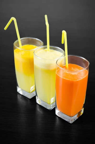 Glazen van verse wortel, apple en jus d'orange — Stockfoto
