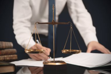 Ofisinde çalışan bir avukat. Hukuk, hukuk kavramı