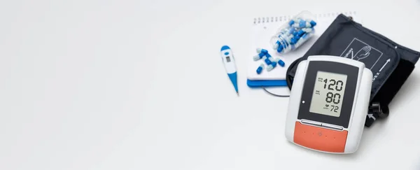 白い背景にデジタル血圧モニター コピースペースバナー — ストック写真
