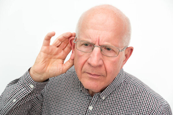 Старший страдает глухотой. Человек просит повторить вопрос
