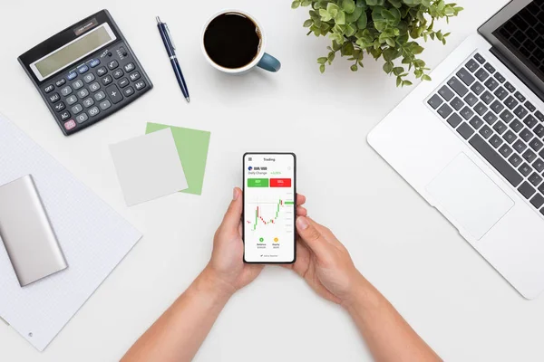 Invevstor Mit Mobile Trader App Börse Anlagekonzept — Stockfoto