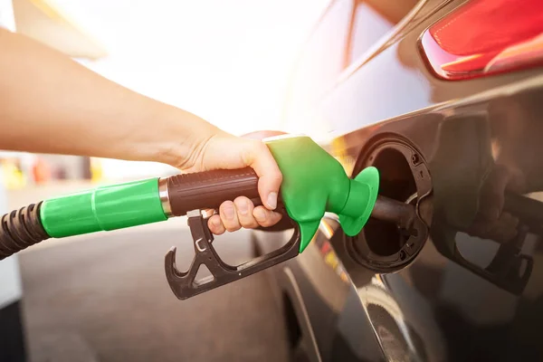 Zbliżenie Człowieka Pompowania Paliwa Benzyna Samochód Stacji Benzynowej Dysza Gazowa — Zdjęcie stockowe