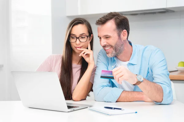 Pareja Feliz Par Shopping Internet Mujer Con Tarjeta Crédito Hombre —  Fotos de Stock