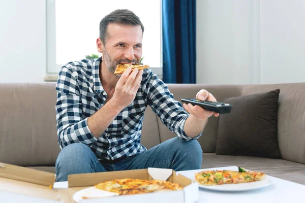Pizza Yerken Televizyon Izleyen Bir Adam Evde Boş Vakit Geçirmek — Stok fotoğraf