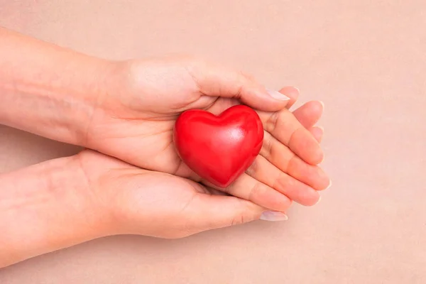 Έννοια Της Υγειονομικής Περίθαλψης Την Καρδιά Στα Χέρια Καρδιά Σύμβολο — Φωτογραφία Αρχείου