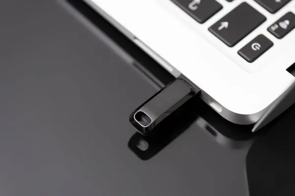 Usb Stick Die Usb Buchse Des Laptops Angeschlossen Feder Laufwerk — Stockfoto