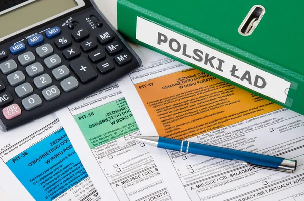 新しいポリッシュ税規制 Polski Lad と名付けられた新しい2022年の注文 机の上のポーランド税申告書 — ストック写真