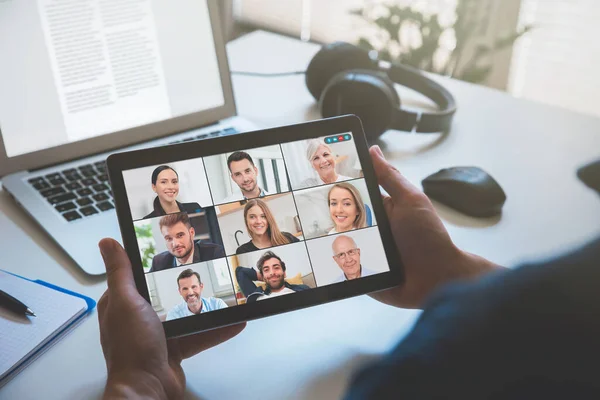 Videoconferência Com Vários Funcionários Aplicação Para Laptop Para Trabalho Remoto — Fotografia de Stock