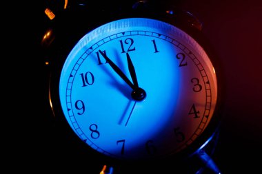 Gece yarısına beş dakika var. Saatlerin değiştirilmesi, zaman ayarları, gün ışığı tasarrufu veya eski analog saat üzerine yeni yıl konsepti, kapat