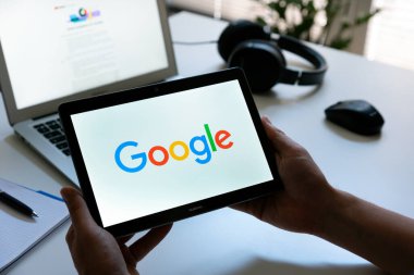 Wroclaw, Polonya - 17 Haziran 2021: Ekranda Google logosu olan adam. Google en popüler web arama motorudur