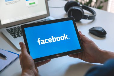 Wroclaw, Polonya - 17 Haziran 2021: Huawei MediaPad T3 tabletinde Facebook uygulaması kullanan adam. Facebook en popüler sosyal medya hizmetidir.