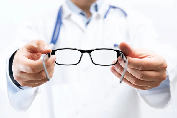 Augenarzt Augenarzt Der Klinik Augenoptiker Hält Brille Zum Anprobieren — Stockfoto