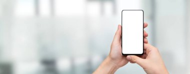 Akıllı telefon izole edildi. Boş ekran ile modern akıllı telefon, kopyalama alanı ile geniş resim