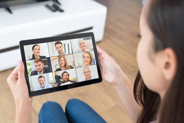 Videoconferencia Con Múltiples Empleados Aplicación Tableta Para Trabajo Remoto Estudio —  Fotos de Stock