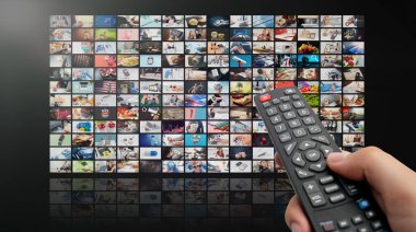Medya duvarında multimedya video konsepti. TV yayın hizmetleri, talep üzerine video
