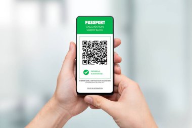 Cep telefonundaki dijital sağlık pasaport uygulaması. Uluslararası aşı sertifikası